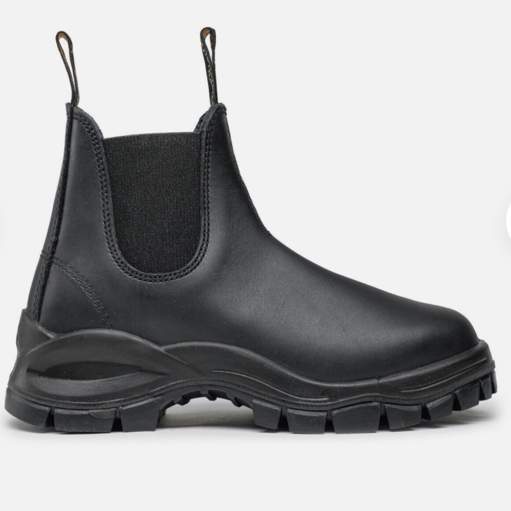 - Blundstone 2240 Chelsea Lug Boot, size 8au Size 9us in black nwot